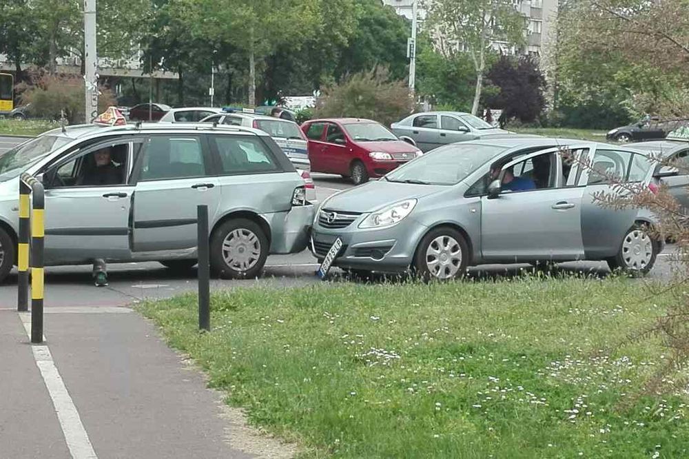 (FOTO) LANČANI NA NOVOM BEOGRADU: Sudar na KRUŽNOM TOKU, ima povređenih!