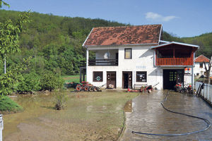 SRBIJU URNISALO NEVREME: Pao krov na kafić, reke poplavile kuće