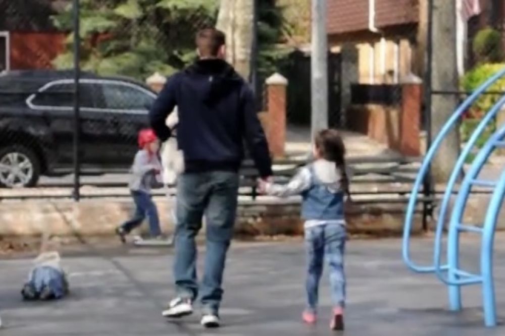 Majka je u čudu gledala kako joj dete iz parka odvodi nepoznat čovek: Snimak zabrinuo roditelje!