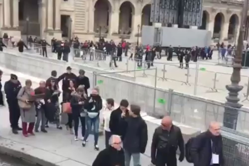 (VIDEO) PANIKA U PARIZU: Hitno evakuisan trg kod Luvra!