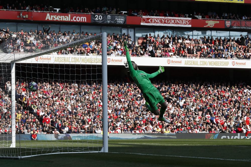 (VIDEO) TOBDŽIJE TORPEDOVALE ĐAVOLE: Arsenal pobedio Mančester junajted i ostao u trci za LŠ