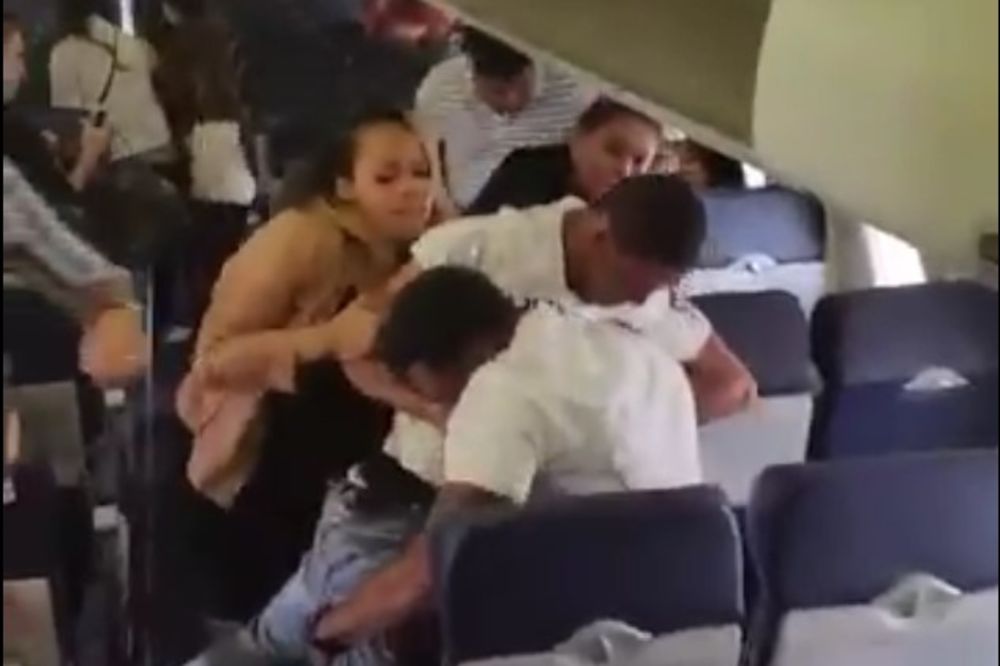 (VIDEO) TUČE U AVIONIMA U MODI: Pogledajte najnoviju makljažu putnika! Jedva su ih razdvojili!