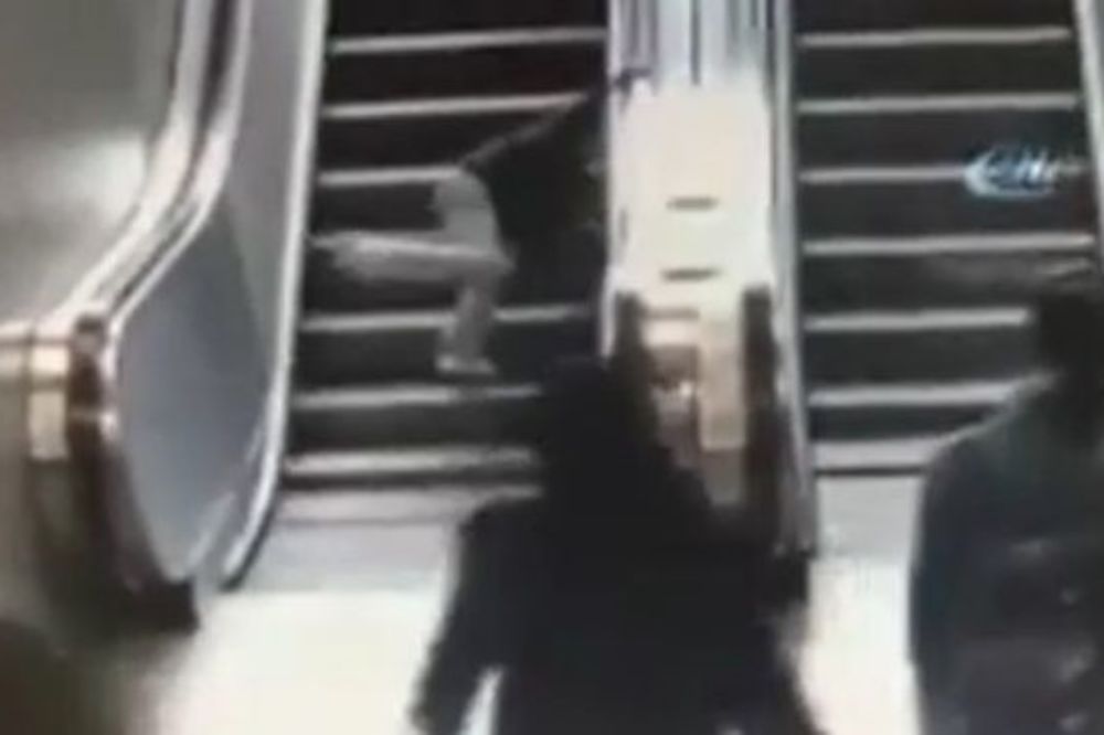 (VIDEO) HOROR ESKALATOR U TURSKOJ: Trenutak kada je dečak ostao zarobljen u pokretnim stepenicama
