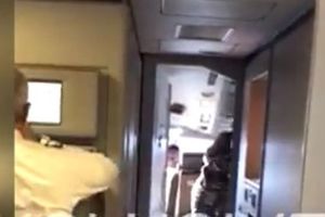 (VIDEO) DEVOJKA PRAVILA DRUŠTVO PAKISTANSKOM PILOTU TOKOM LETA: Izašla tek po sletanju aviona
