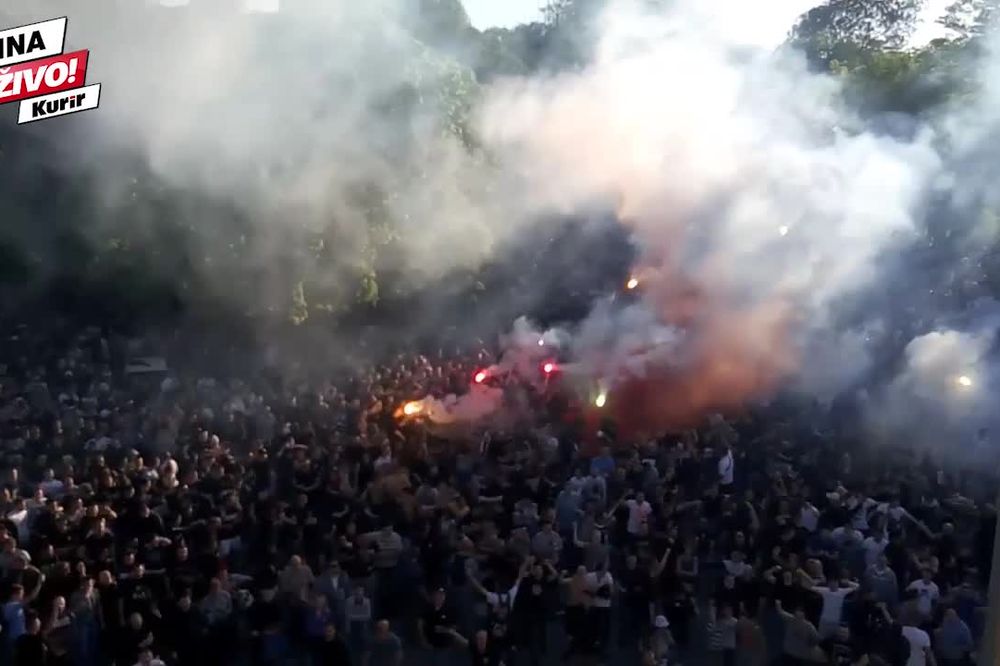 (KURIR TV) CRNO-BELA ŽURKA: Pogledajte slavlje fudbalera i navijača Partizana ispred stadiona!
