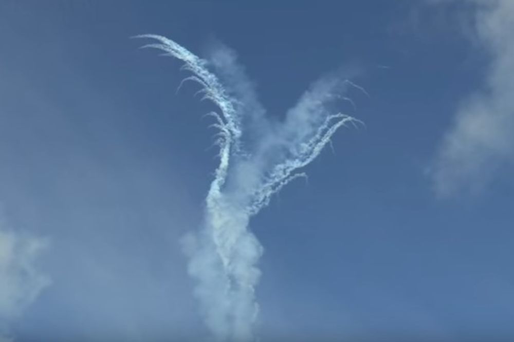 (VIDEO) POGLEDAJTE VELIČANSTVENOG ANĐELA NA NEBU: Ruski piloti mlaznjacima napravili ČUDO!
