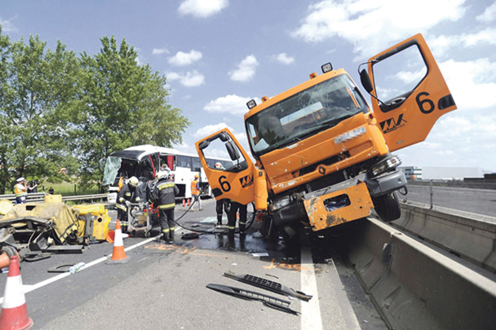 MRTAV VOZAČ VISIO IZ AUTOBUSA: Srbi stradali u Mađarskoj, horor na putu kod Budimpešte!