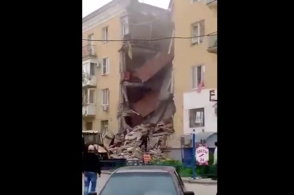 (VIDEO) STRAVIČNA NESREĆA U RUSIJI: Dvoje mrtvih, 5 ranjenih u eksploziji gasa, zgrada pukla napola!
