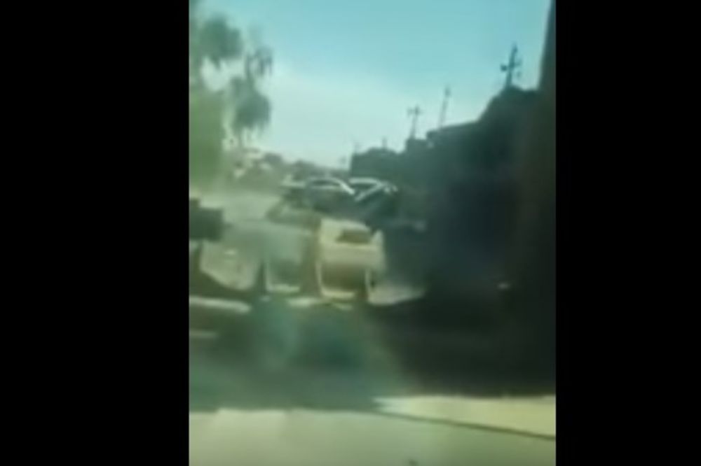 (UZNEMIRUJUĆI VIDEO) KAKAV HEROJ: Vozač zaustavio buldožerom auto-bombu i spasao stotine vojnika