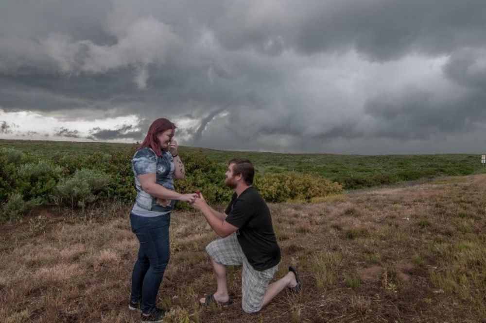 VIDEO NAJLUĐA PROSIDBA IKADA! Klekao pred ljubav svog života dok im se munjevito približavao tornado