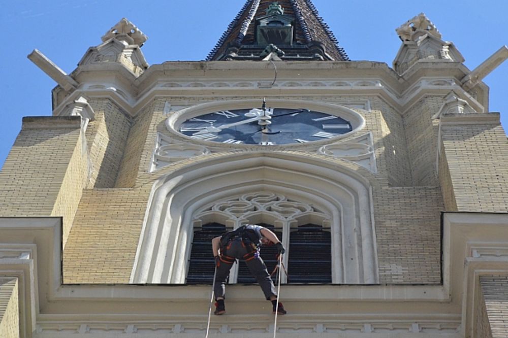 ODUŠEVIO NOVOSADSKE MATURANTE: Radnik alpinista zaigrao Užičko kolo viseći na zvoniku Katedrale