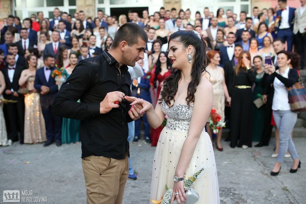 (FOTO) NAJROMANTIČNIJA MATURA U BILEĆI: Maturant zaprosio devojku pred celom školom