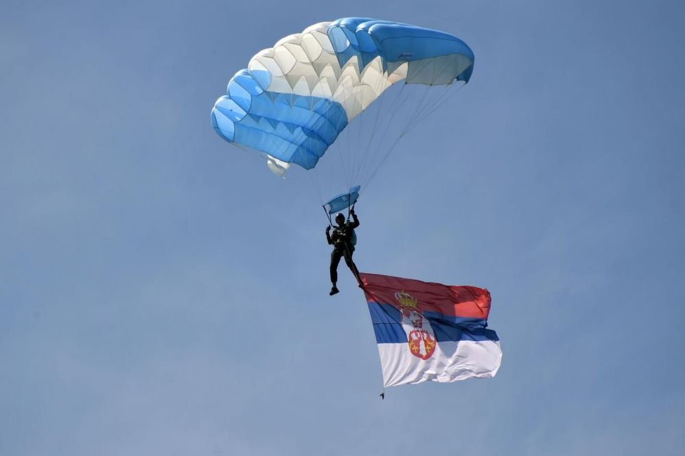 (VIDEO) MINISTAR LETEO SA 3.000 METARA: Pogledajte kako Vulin skače padobranom iz aviona