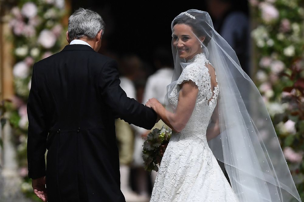 (FOTO) SVI SU GLEDALI U NJENU ZADNJICU KAD SE KEJT UDAVALA Pipa opčinila sve u venčanici od 50.000 €