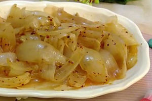 JEFTIN I BRZ RECEPT: Turska salata od pečenog luka (FOTO)