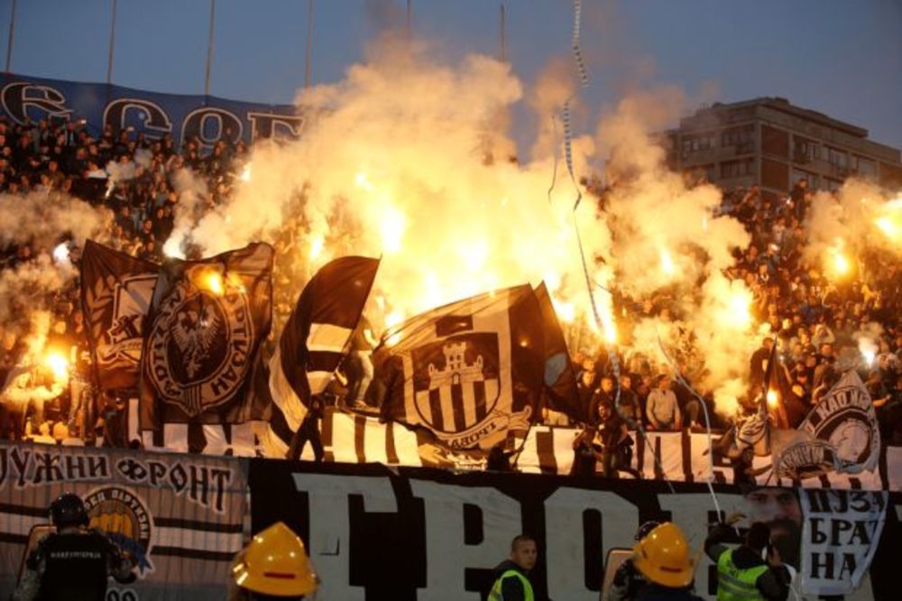 (FOTO) NEVIĐENA GUŽVA U HUMSKOJ: Grobari u velikom broju okupirali stadion Partizana