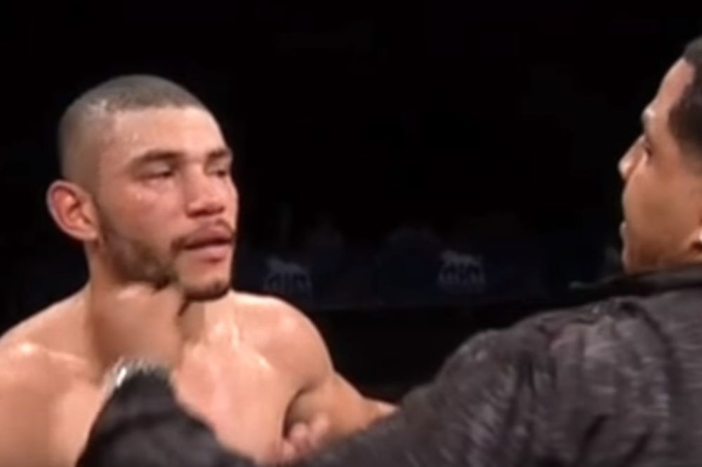 (VIDEO) NEVIĐENI SKANDAL NA MEČU: Evo kako izgleda kada bokserov ujak uleti u ring