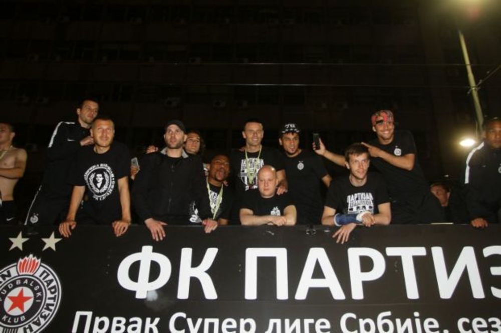 (FOTO) CRNO-BELI GRAD: Ovako su slavili fudbaleri i navijači Partizana u prestonici Srbije