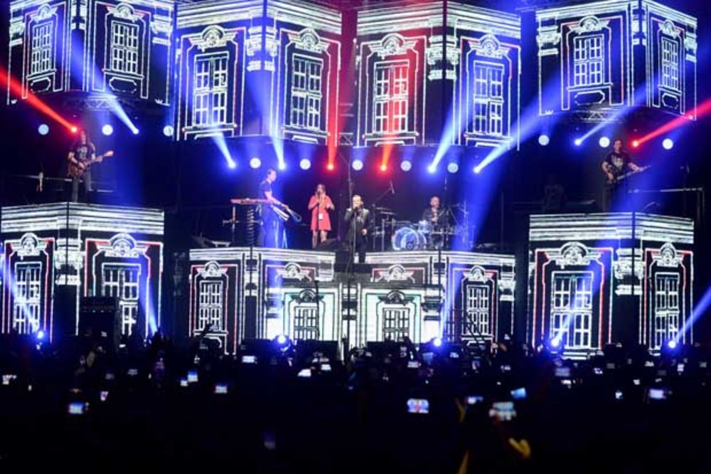 (VIDEO) Spektatularnim koncertom u Skoplju Aca Lukas završio Balkansku turneju