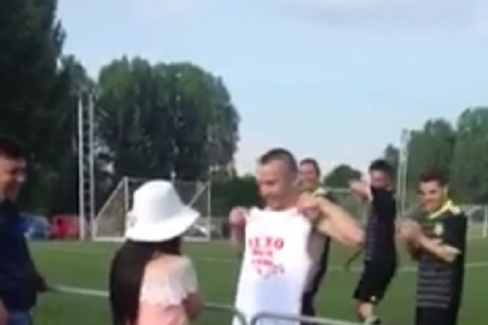(VIDEO) ROMANTIKA ŽIVI NA UBU: Pogledajte kako je fudbaler zaprosio devojku na terenu