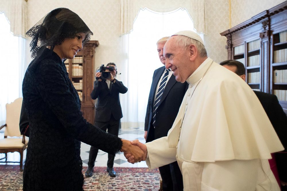 ŠOK U VATIKANU: Papa postavio Melaniji pitanje o Trampu zbog kojeg su se svi frapirali