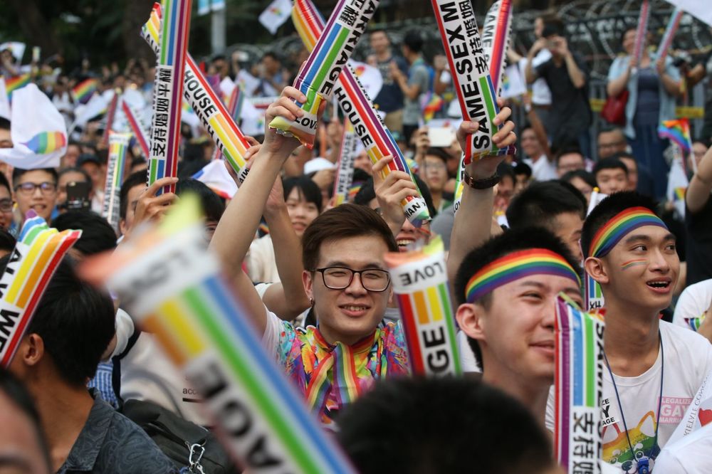 (VIDEO) NAŠLI RUPU U ZAKONU: Tajvan prvi u Aziji priznao gej brakove