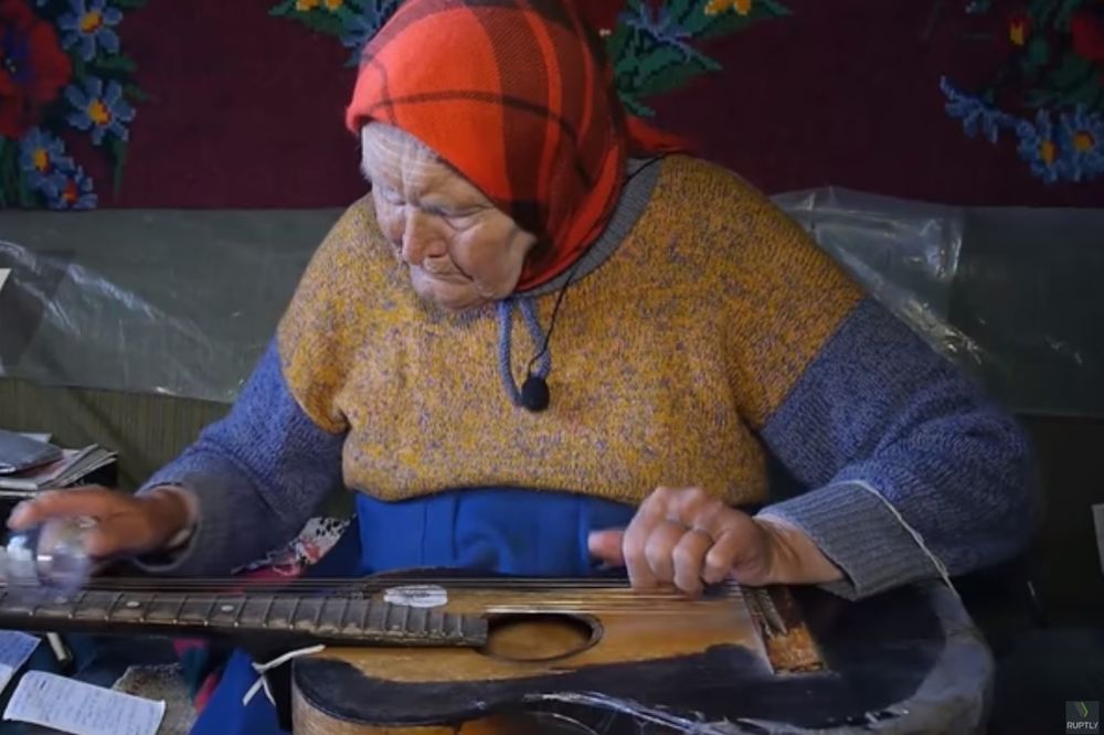 (VIDEO) BI BI BABUŠKA, A NE KING: Ova Ruskinja svira bluz bolje od Amerikanaca... i to sijalicom