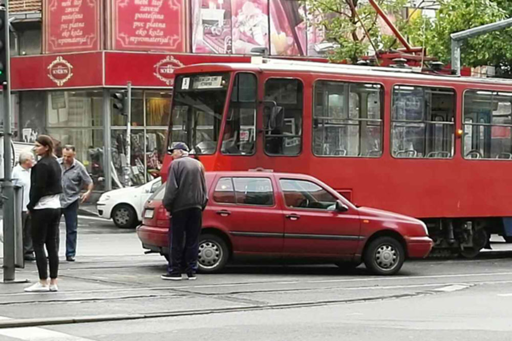 UDES U BULEVARU: Sudar tramvaja i automobila, zaustavljen saobraćaj