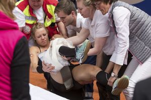 (VIDEO) DRAMA UOČI ROLAN GAROSA: Nemačku teniserku u suzama izneli sa terena. Jaukala od bolova!