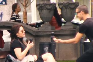 VIDEO SOCIJALNI EKSPERIMENT: Dečko zaprosio nepoznatu devojku u parku! Njena reakcija je neočekivana