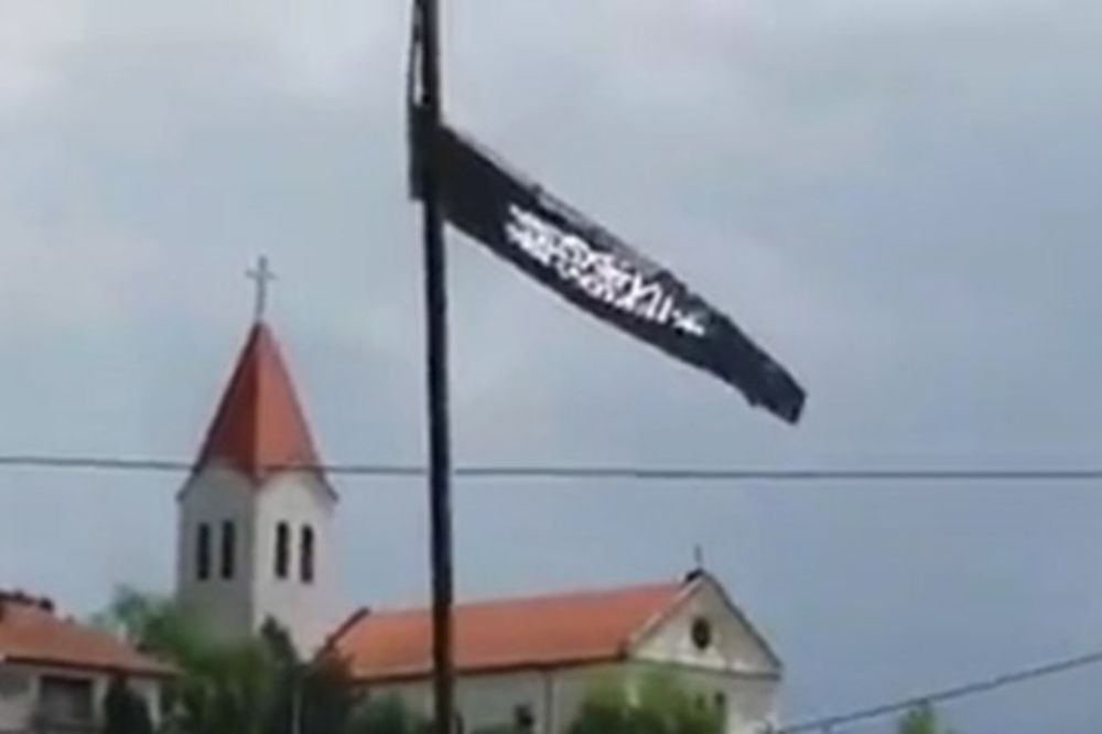 (VIDEO) LJUDI U TUZLI U PANICI: Islamistička zastava blizu crkve, a na školi teroristički natpis