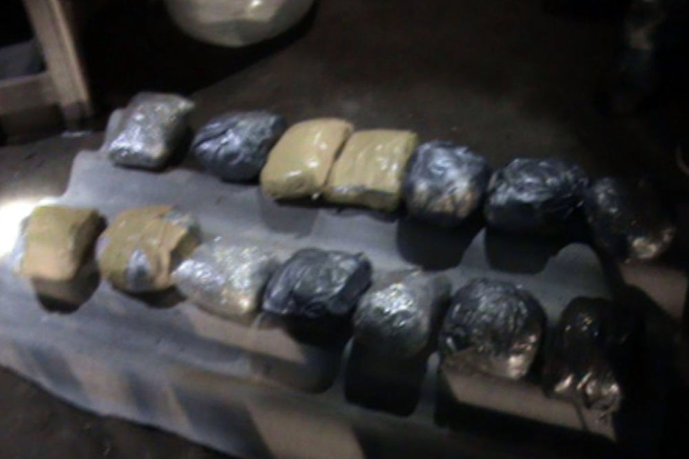 VELIKA AKCIJA POLICIJE, PRETRESI U NOVOM SADU: Zaplenjeno 5 kilograma droge, oružje i municija