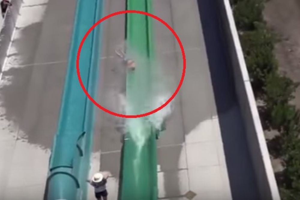 (VIDEO) DEČAK JE ČUDOM PREŽIVEO: Mališan izleteo iz ogromnog vodenog tobogana i pao na beton