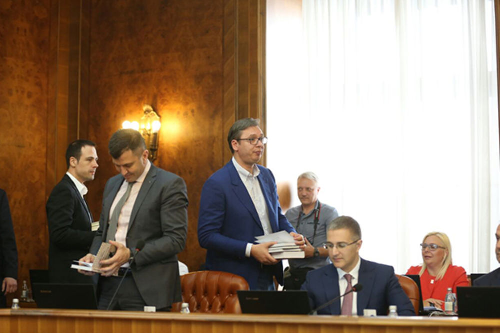 POSLEDNJI PUT KAO PREMIJER Vučić ministrima podelio knjige s porukama, evo koja određuje naslednika!
