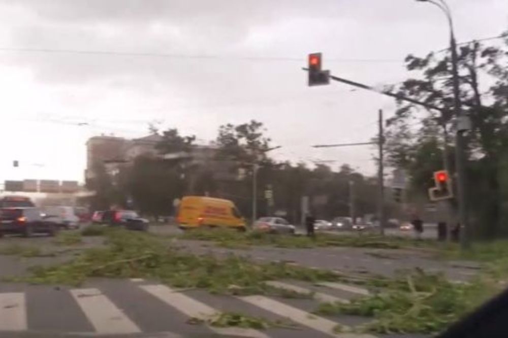 (VIDEO) URAGAN POGODIO MOSKVU, 13 MRTVIH: Oluja nosila sve pred sobom