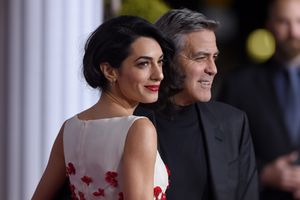 (FOTO) PRVE SLIKE SA BLIZANCIMA: Amal i Džordž Kluni stigli u Italiju sa decom