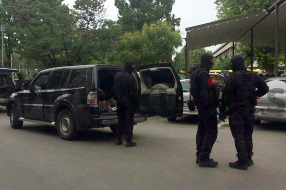MUNJEVITA AKCIJA POLICIJE NA NOVOM BEOGRADU: 10 osoba uhapšeno ispred restorana Durmitor