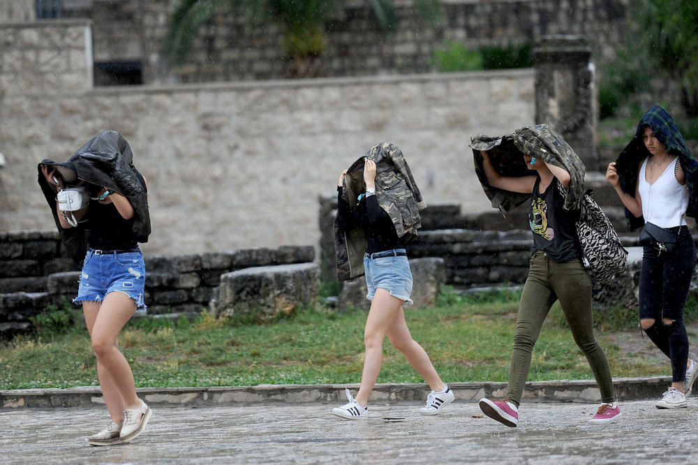 TEMPERATURNI ŠOK! DANAS PAKLENO, SUTRA VELIKA PROMENA: Svežije i vetrovito s kišicom, oko 26 stepeni!