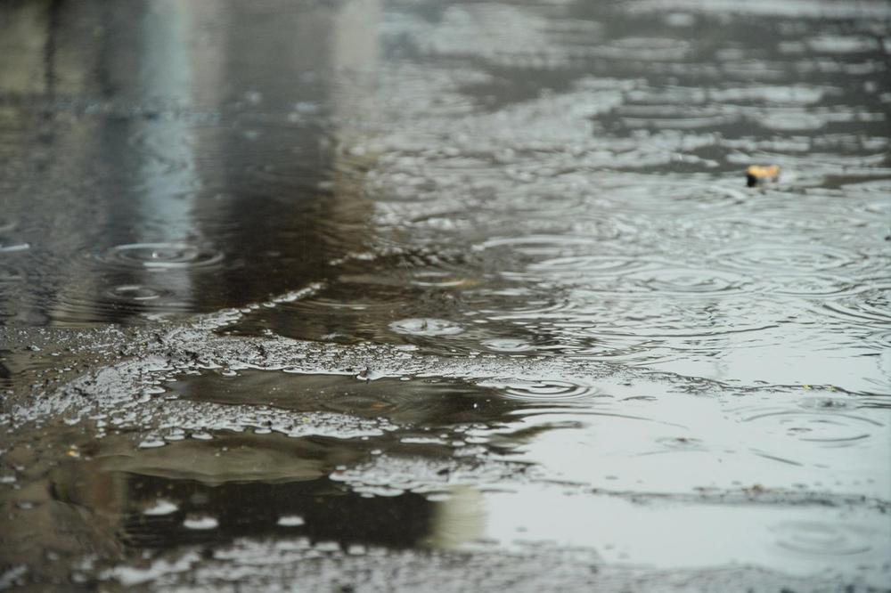 OLUJNO NEVREME U VRANJU:  Potoci tekli ulicama, voda poplavila podrume i garaže
