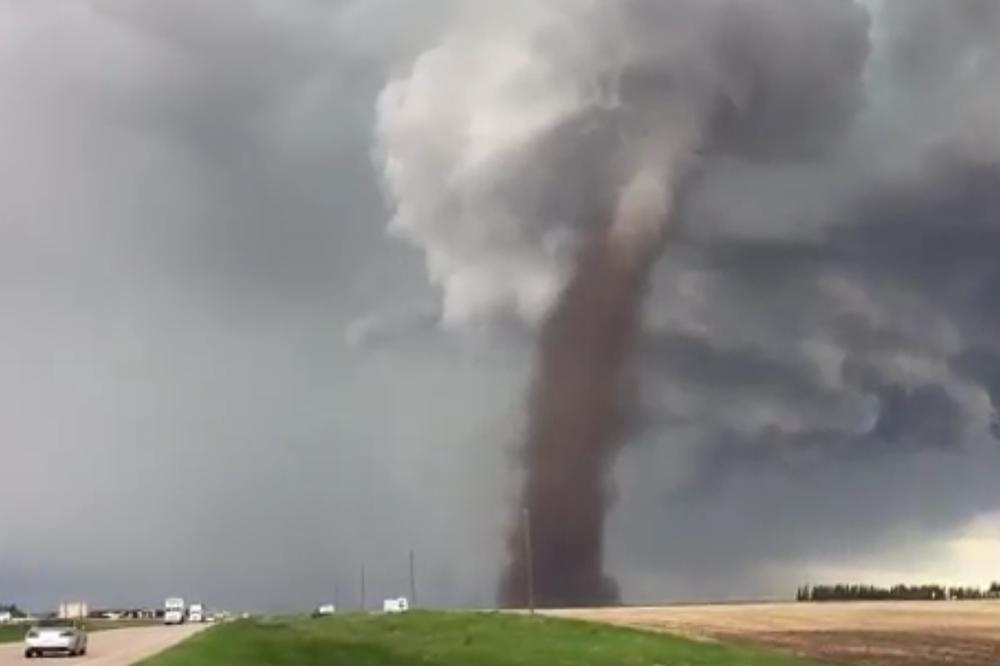 (VIDEO) BES NEBESA: U Kanadi strašni tornado nosi sve pred sobom