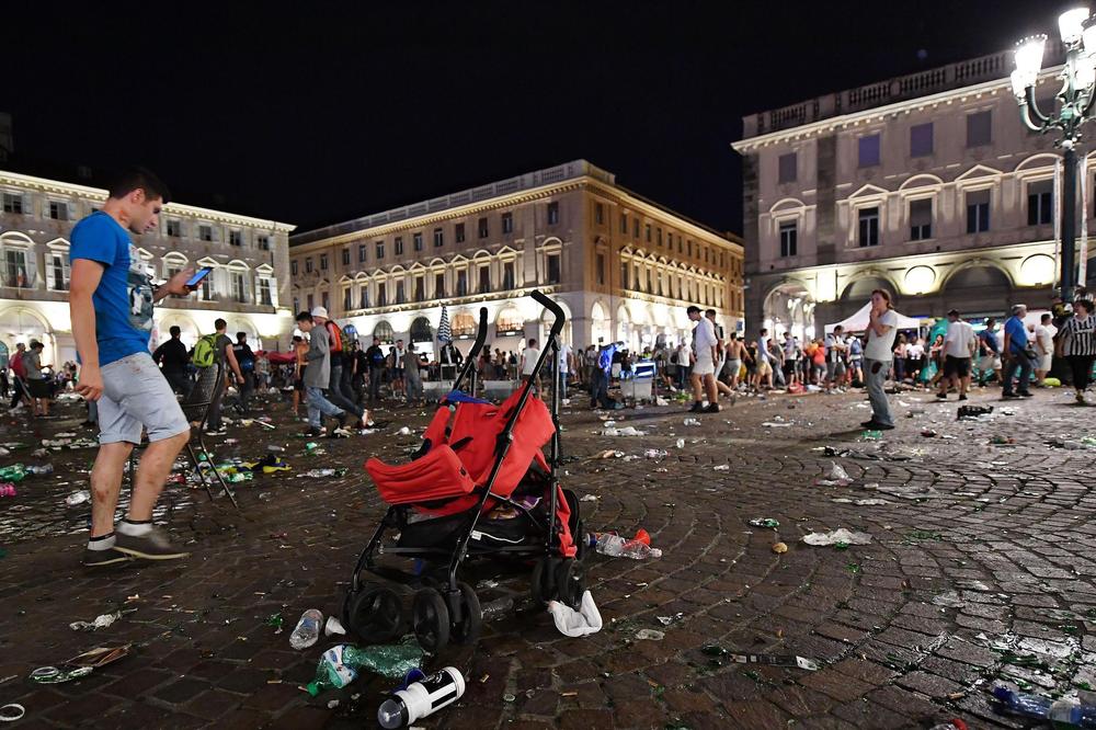 (VIDEO) UŽAS U TORINU: Odjeknula eksplozija među navijačima Juventusa, krvavi ljudi bežali sa trga