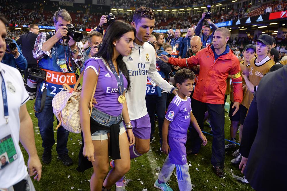 (VIDEO) NJIHOV POLJUBAC JE OBIŠAO SVET: Ronaldo i njegova devojka u ljubavnom zanosu slavili titulu Real Madrida