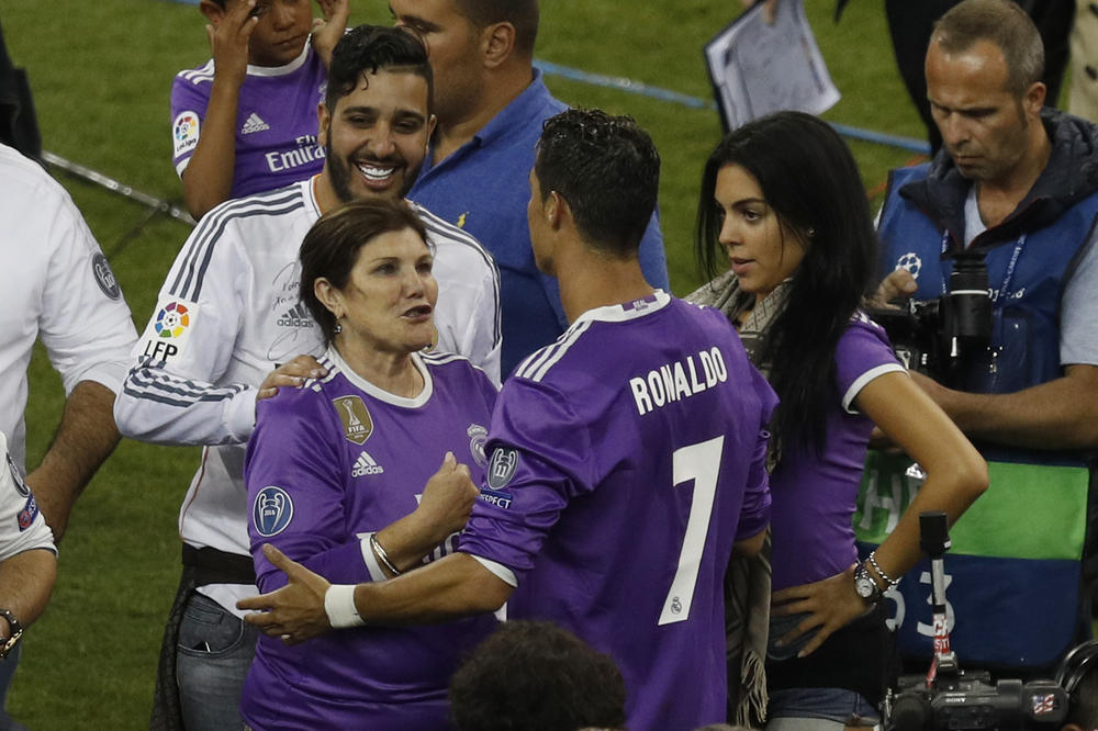 (VIDEO) VODI RAČUNA O FIGURI: Ronaldova devojka sa stomakom do zuba ne odriče se fizičke aktivnosti