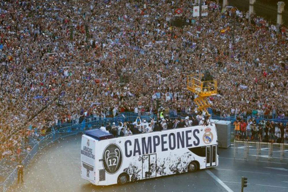 (VIDEO) MADRID GORI: Kraljevski doček za fudbalere Reala posle osvajanja evropske titule