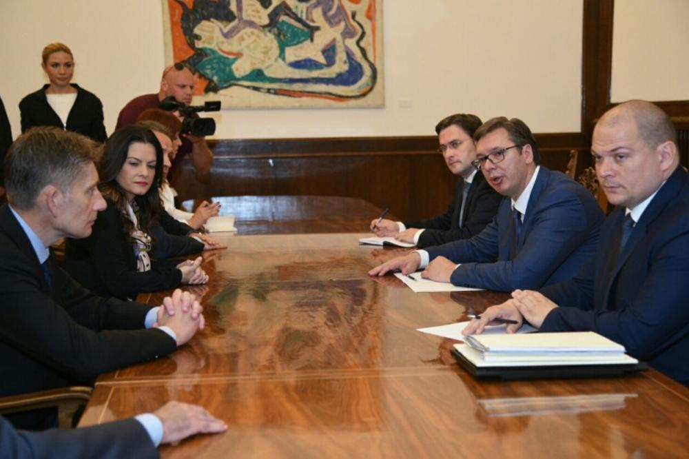(KURIR TV) GUST RASPORED SASTANAKA NA ANDRIĆEVOM VENCU: Vučić sa predstavnicima SNS o novom premijeru