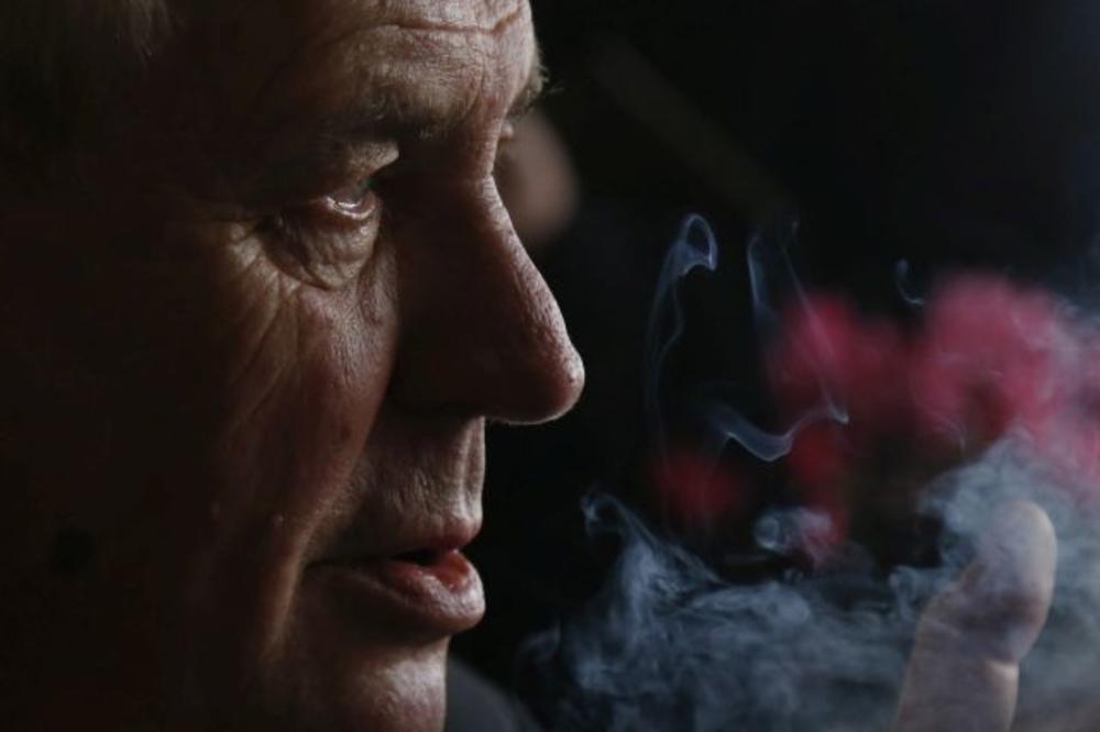 (VIDEO) POSLEDNJI ZAŠTIĆENI PUŠAČ U ČEŠKOJ: Zemanu nema ko da zabrani cigarete