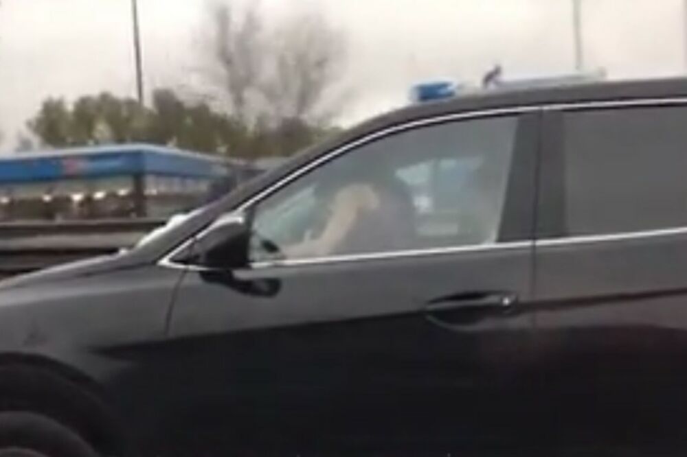 (VIDEO) DIVLJI SEKS NA AUTO-PUTU: Snimljena devojka kako naskače na muškarca dok vozi kola 70 km/h!