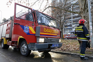 KOSOVSKA MITROVICA: Dva vozila izgorela u požaru u severnom delu grada
