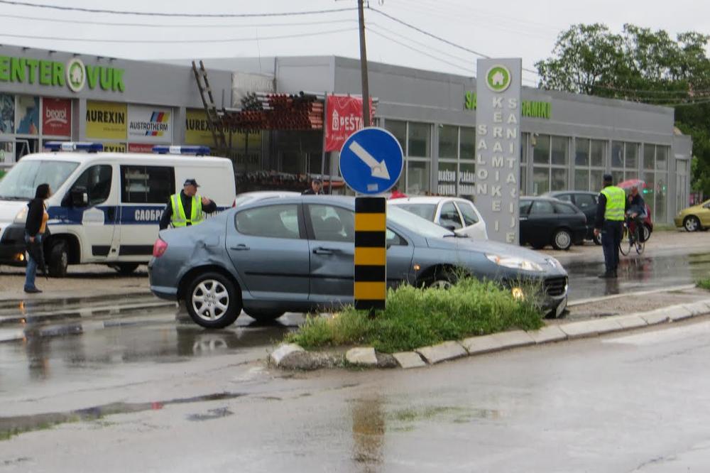 (FOTO) UŽAS U NIŠU: Policajac autom pokosio devojčice na pešačkom dok su išle u školu!