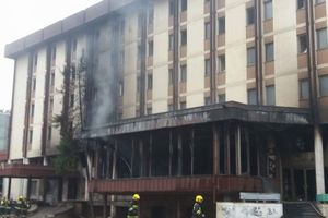 (VIDEO) POŽAR U CENTRU LESKOVCA: Hotel Beograd ponovo u plamenu, vatra pretila i Privrednom sudu